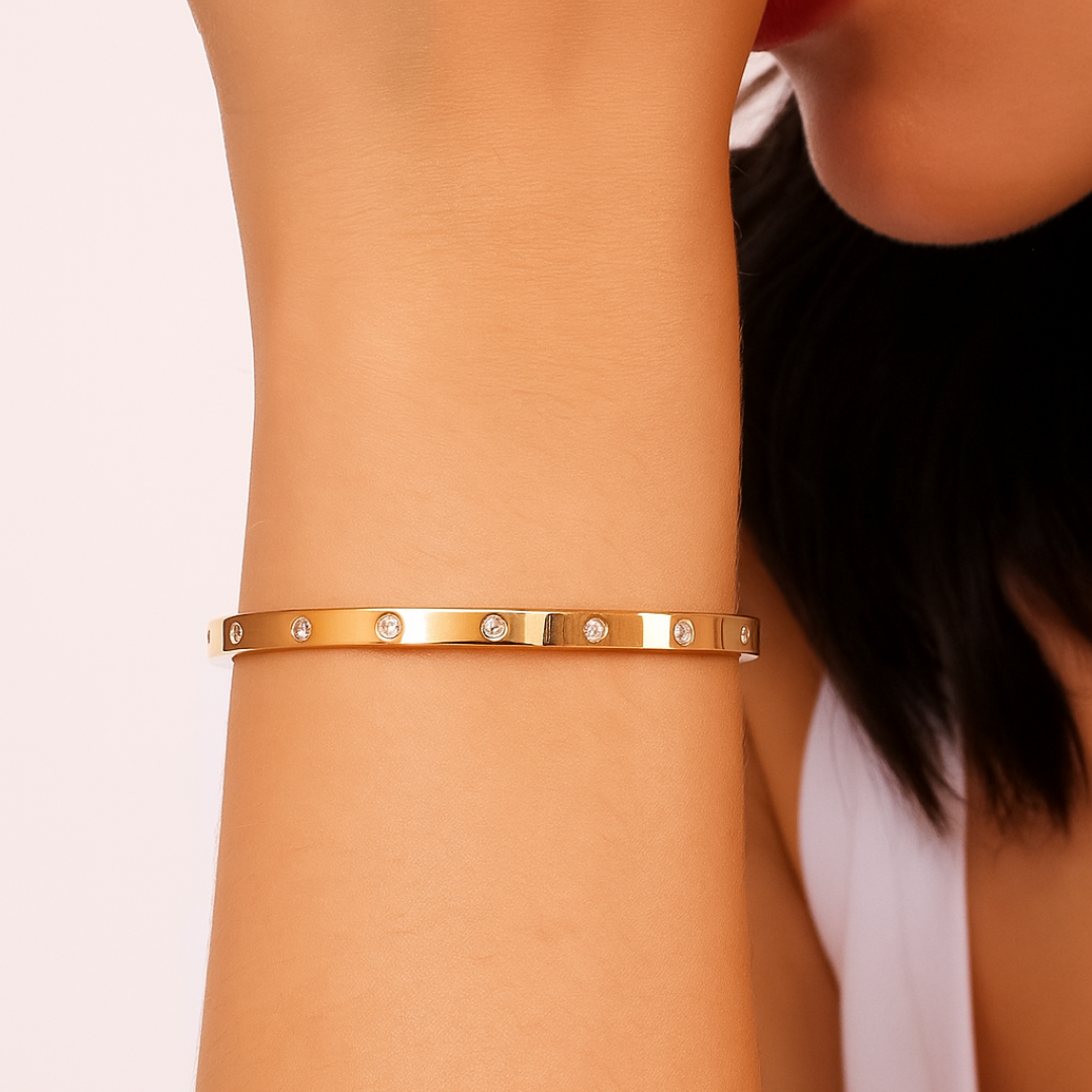 Pulsera tipo brazalete chapada en oro de 18K con circonitas en acero inoxidable