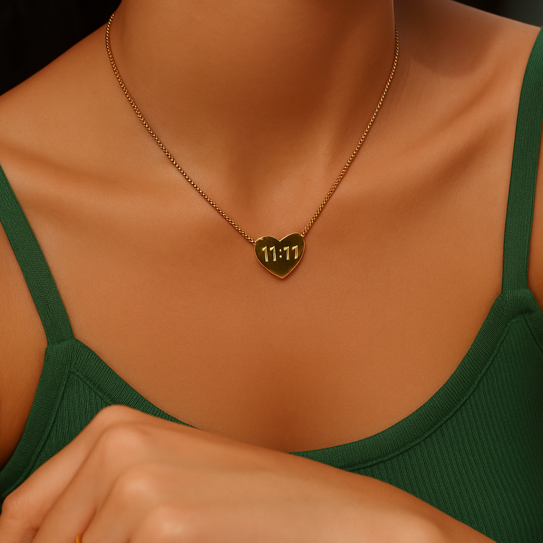 Collar en forma de corazón con número angelical 11:11 chapada en oro 18K de acero inoxidable
