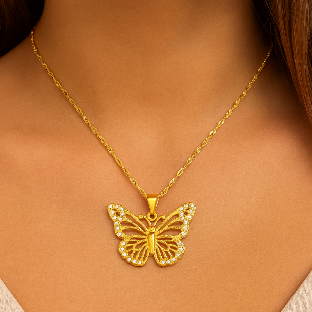 Collar de acero inoxidable chapado en oro 18 quilates con colgante de mariposa adornado con brillantes circones
