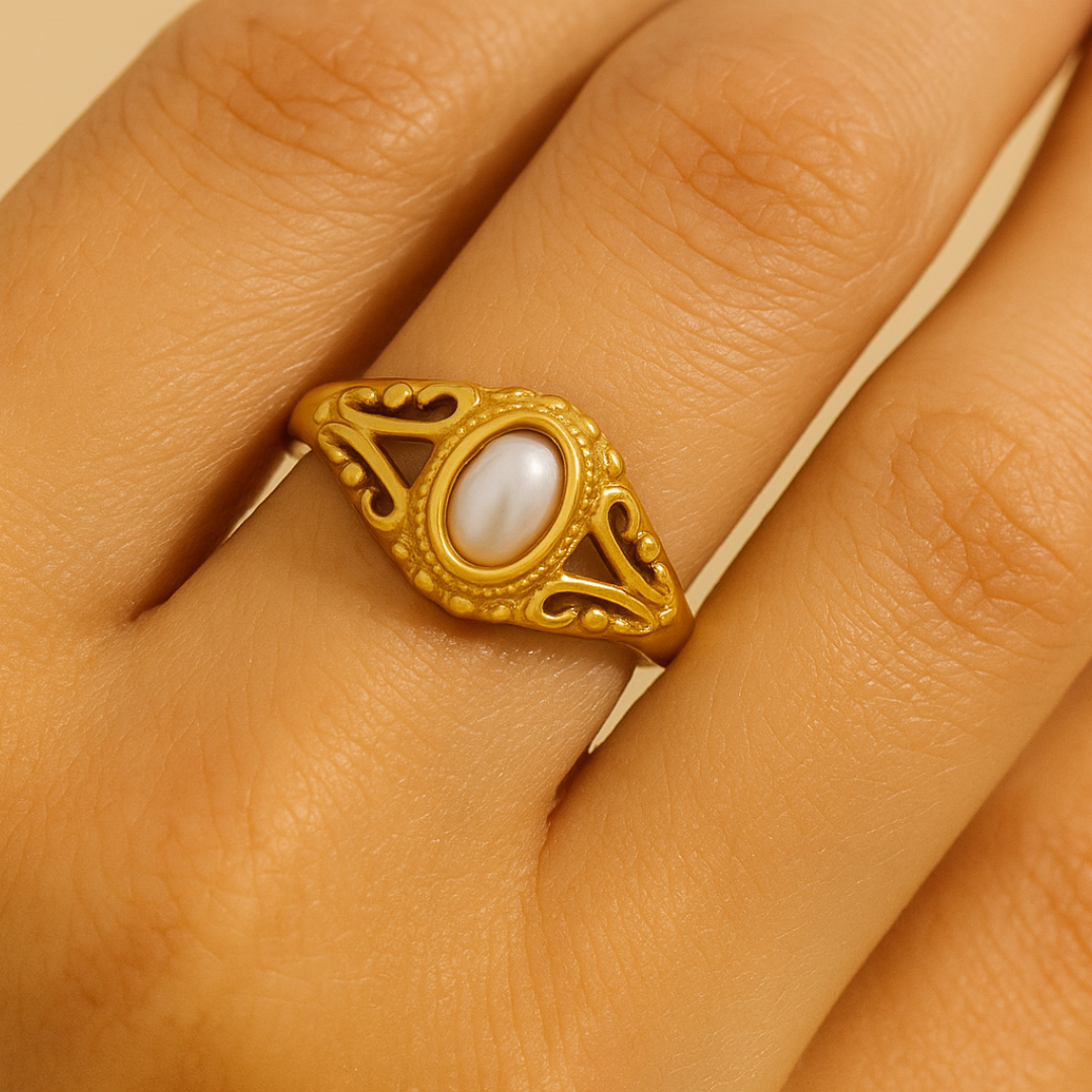Anillo de Perla Sintetica en acero inoxidable con chapado en oro 18k