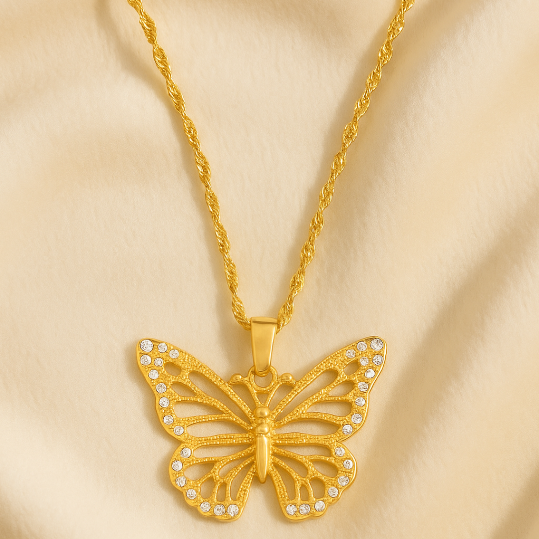 Collar de acero inoxidable chapado en oro 18 quilates con colgante de mariposa adornado con brillantes circones