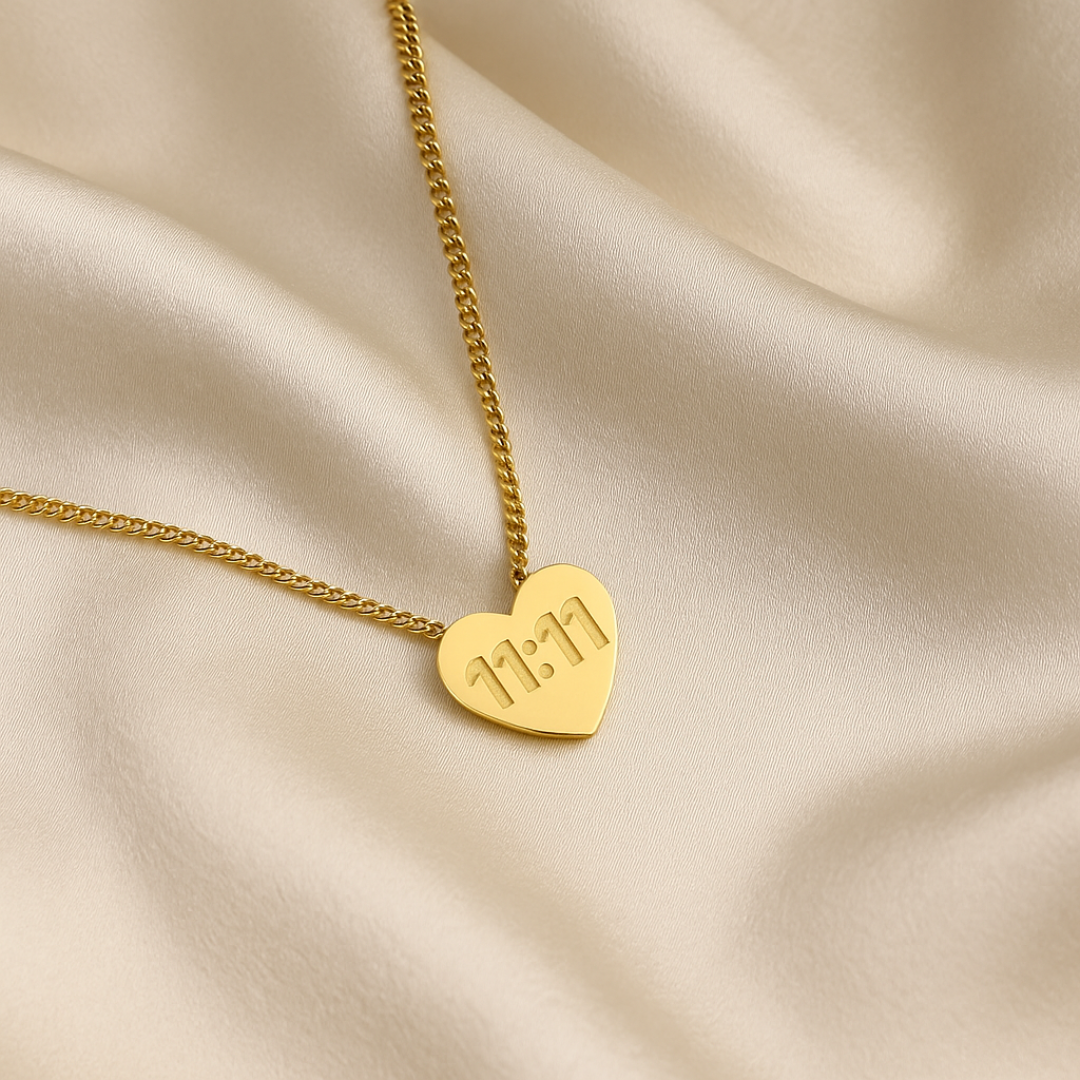 Collar en forma de corazón con número angelical 11:11 chapada en oro 18K de acero inoxidable