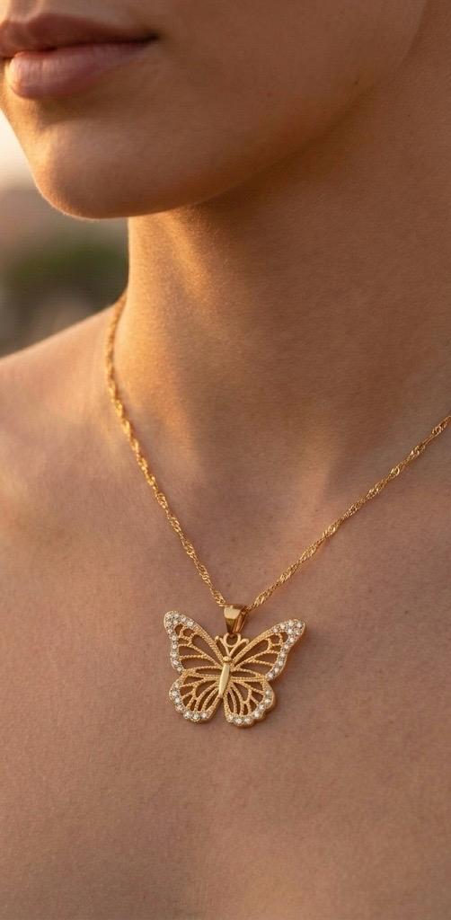 Collar de acero inoxidable chapado en oro 18 quilates con colgante de mariposa adornado con brillantes circones