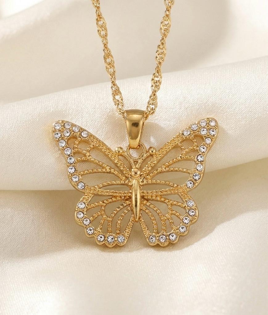 Collar de acero inoxidable chapado en oro 18 quilates con colgante de mariposa adornado con brillantes circones